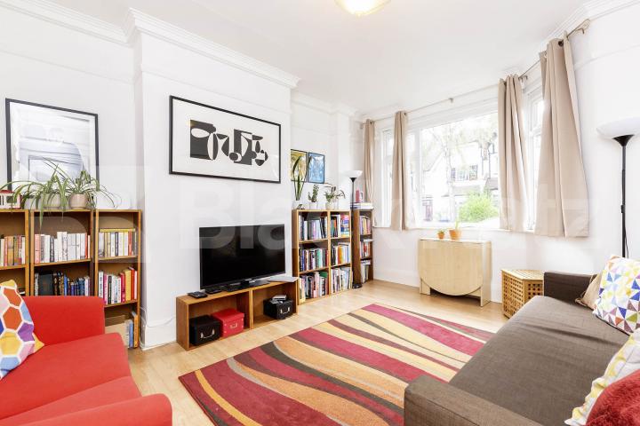 Large three bedroom split level house with garden mins to tube & shops!  Fairlawn Ave, East Finchley